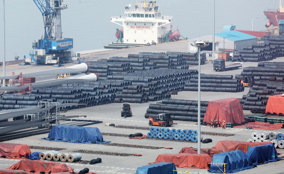 3일 경기도 평택항에 철강 제품이 쌓여있다.