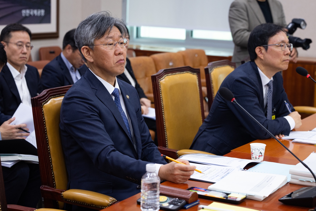 김이탁(왼쪽) 국토교통부 1차관이 30일 서울 여의도 국회에서 열린 제433회 국회(임시회) 국토교통위원회 제1차 국토법안심사소위원회에 출석해 자리하고 있다. 뉴스1