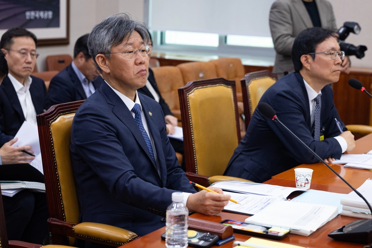 김이탁(왼쪽) 국토교통부 1차관이 30일 서울 여의도 국회에서 열린 제433회 국회(임시회) 국토교통위원회 제1차 국토법안심사소위원회에 출석해 자리하고 있다. 뉴스1