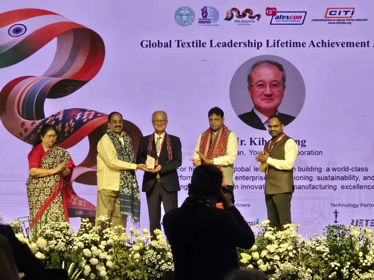 영원무역그룹 성기학 회장이 인도 텔랑가나주에서 열린 ‘2026 텔랑가나 섬유 대화’에서 글로벌 섬유 리더십 평생 공로상을 수상하고 있다. 영원무역 제공