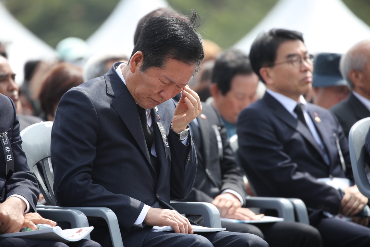 눈물 흘리는 정청래 대표