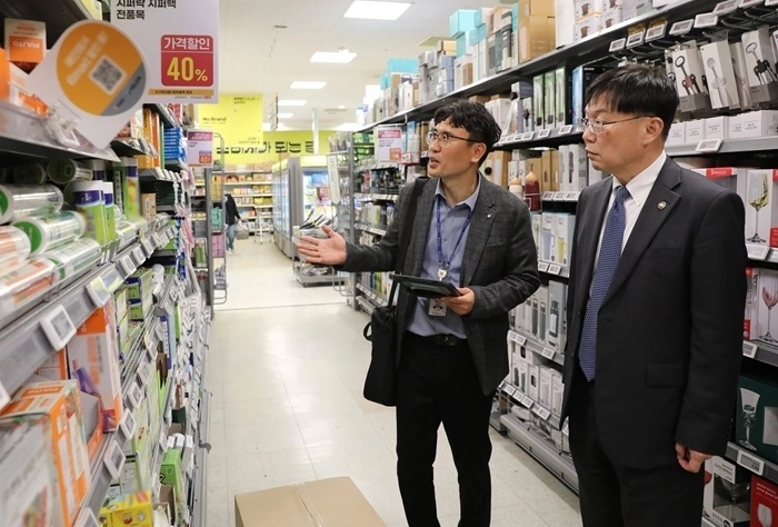 중동 전쟁 장기화로 인한 생필품 가격 상승 우려 속 안형준 국가데이터처장(오른쪽)이 3일 수원의 한 대형마트에서 비닐랩 등 민생밀접품목의 물가를 점검하고 있다. (사진 제공=국가데이터처)