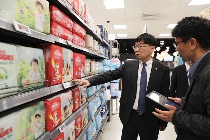 안형준 국가데이터처장(왼쪽)이 중동전쟁에 따른 비상경제 대응의 일환으로 민생밀접품목의 수급 현황과 물가 동향을 점검하고 있다. (사진 제공=국가데이터처)