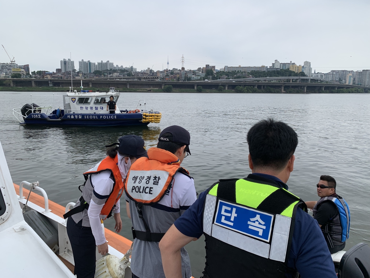 서울시 관계자가 지난해 해양경찰·서울경찰청 한강경찰대와 합동으로 단속하고 있다. 서울시 제공