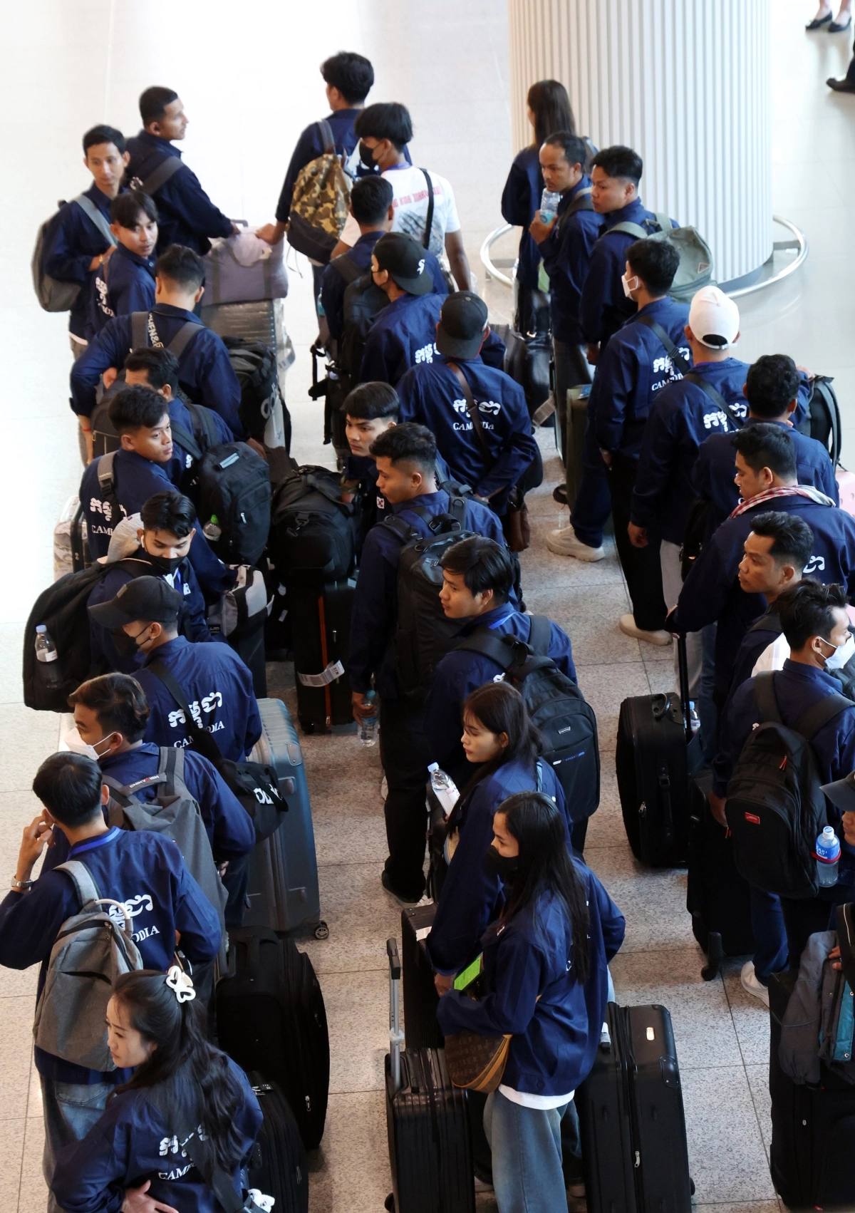 인천공항에서 E9비자로 입국한 캄보디아 노동자들이 이동을 하기위해 줄지어 기다리고 있다. 뉴스1
