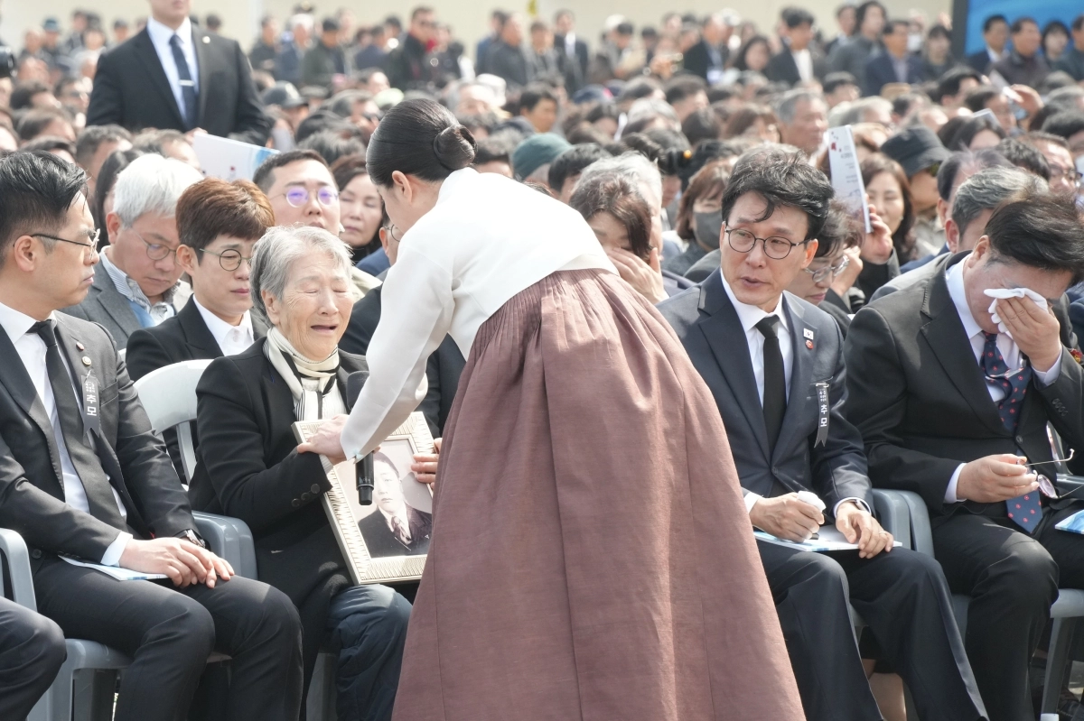 배우 김미경이 유족 고계순씨의 사연을 소개하면서 계순 삼촌에게 다가가 안아주려 하고 있다. 옆에 앉아 있던 김민석 국무총리와 우원식 국회의장이 눈물을 훔치고 있다. 제주도 제공