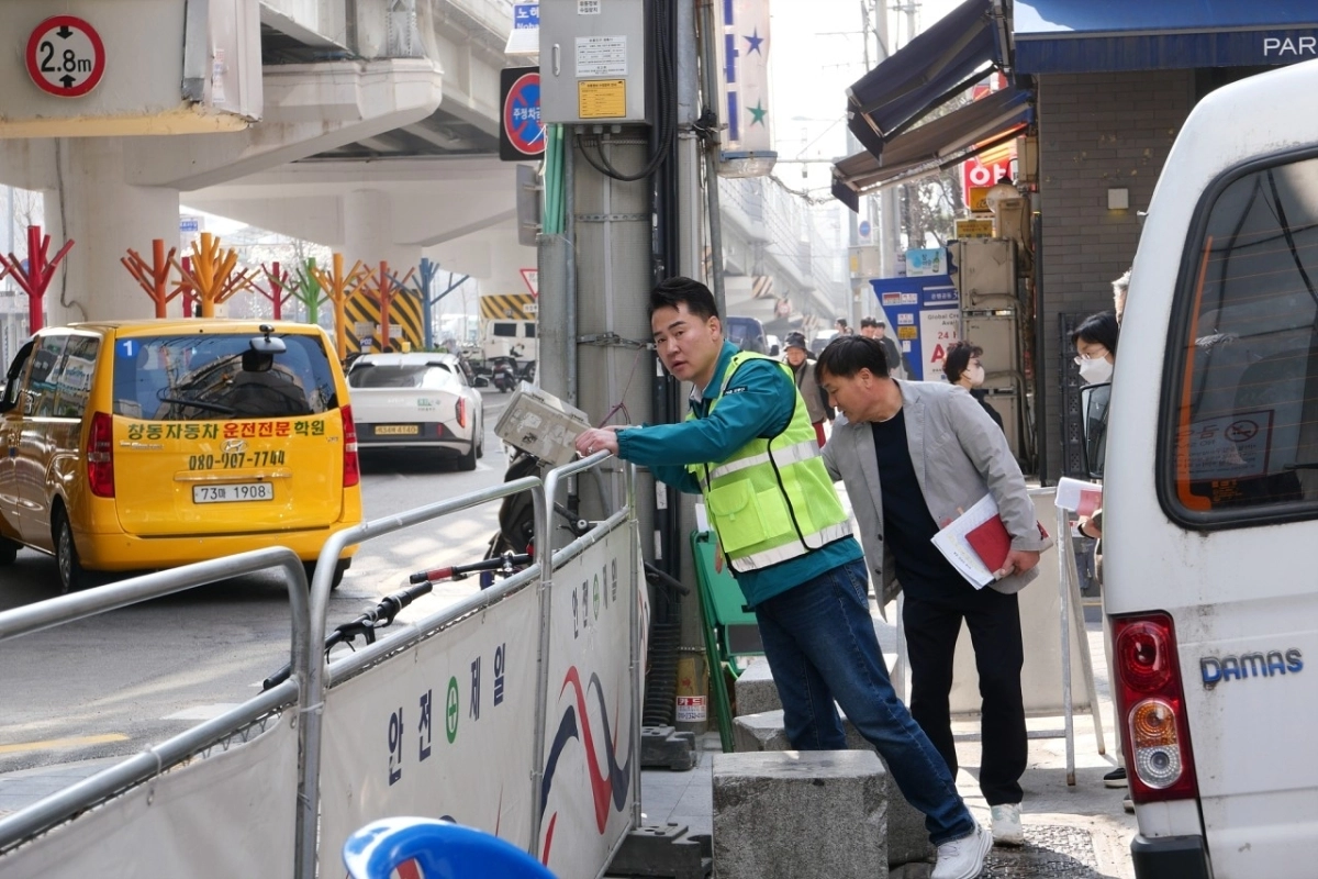 오언석(왼쪽) 도봉구청이 지난 3월 창동역 인근을 찾아 주변 위험 시설물 등을 점검하고 있다. 도봉구 제공