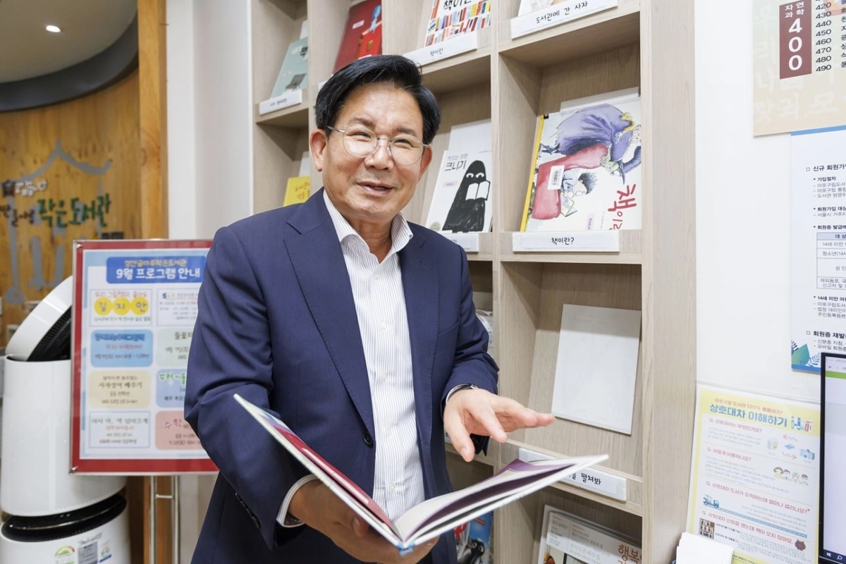 박강수 서울 마포구청장이 성산동의 글마루도서관을 찾아 도서를 살펴보고 있다. 마포구 제공