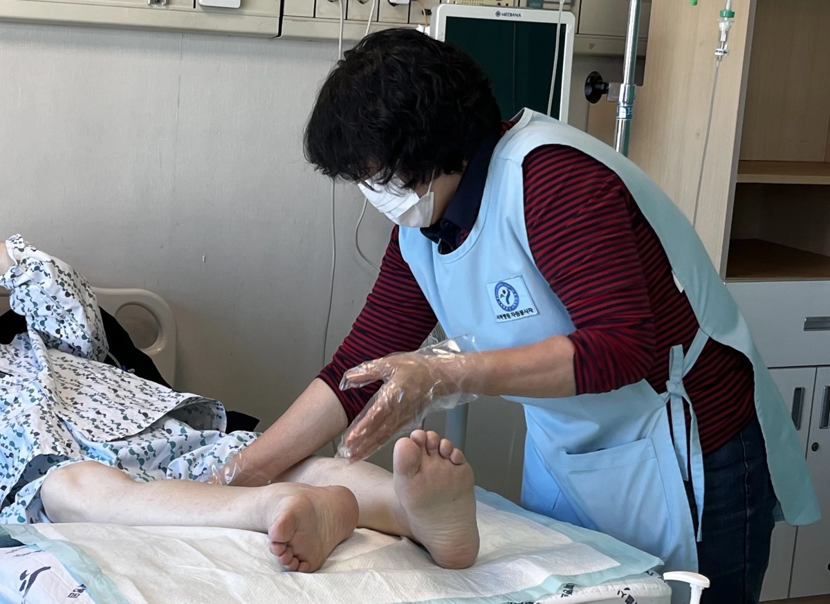 서울 은평구 서북병원 호스피스 병동에서 병원 관계자가 환자 발 마사지 봉사를 하고 있다. 서울시 제공