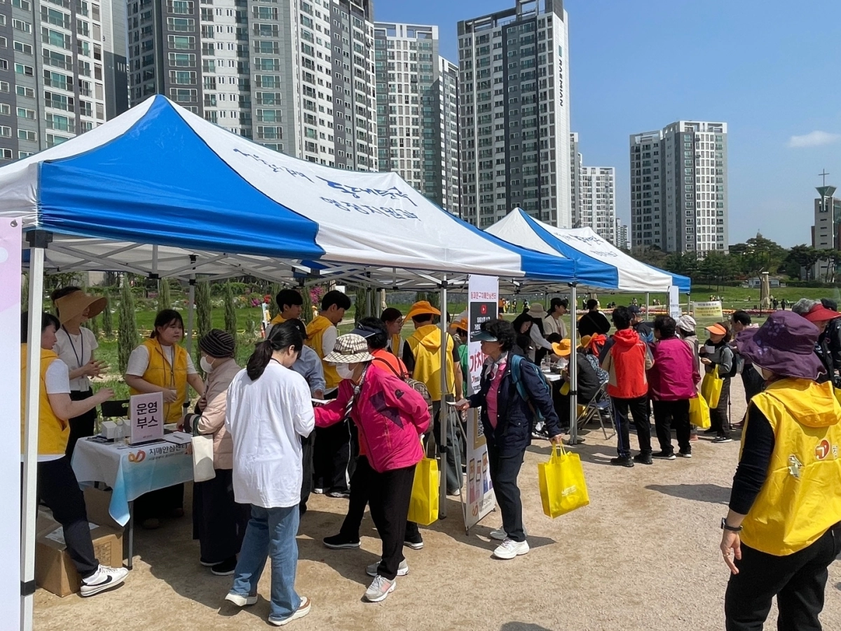 지난해 4월 동대문구 전농동에서 열린 치매극복걷기대회 모습. 동대문구 제공