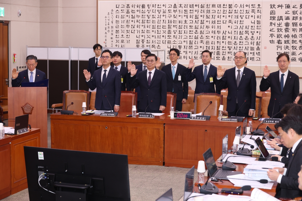 정성호 법무부 장관과 기관 증인들이 3일 국회에서 열린 윤석열 정권 정치검찰 조작기소 의혹사건 진상규명 국정조사 특별위원회 전체회의에서 선서를 하고 있다. 뉴시스