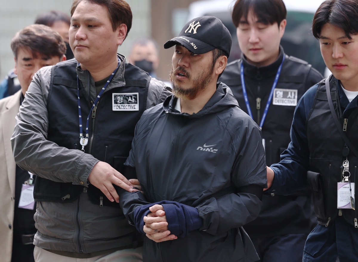 필리핀에서 국내로 압송된 ‘마약왕’ 박왕열이 3일 오전 경기 의정부지방검찰청으로 송치되고 있다. 뉴스1