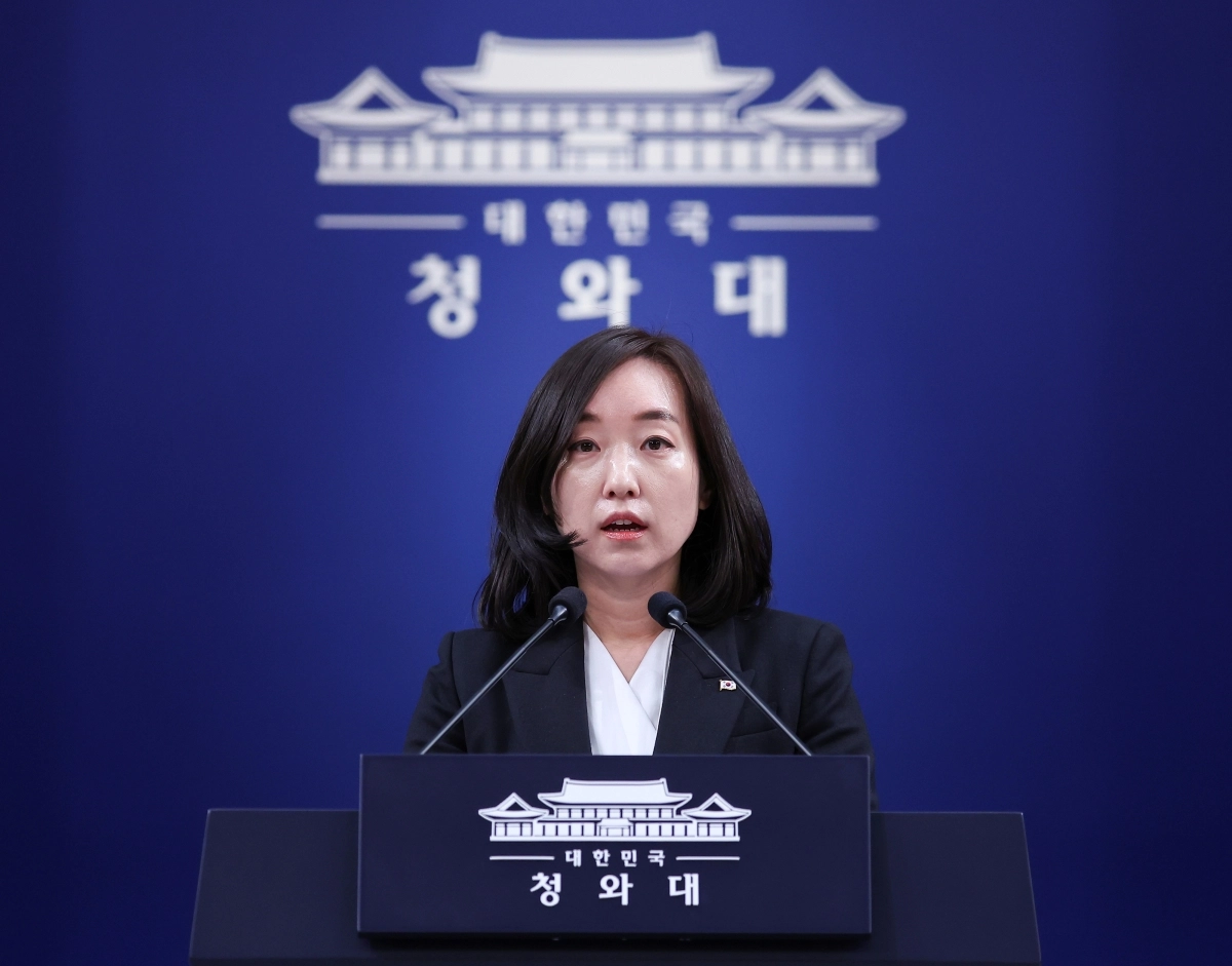 브리핑하는 전은수 신임 대변인