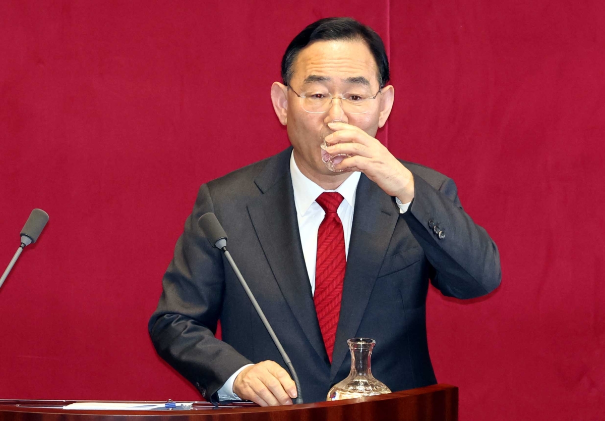 주호영 국민의힘 의원이 지난 3일 오후 서울 여의도 국회 본회의장에서 열린 제434회국회(임시회) 제1차 본회의 정치·외교·통일·안보에 관한 질문에서 질의를 하기 전 물을 마시고 있다. 뉴시스