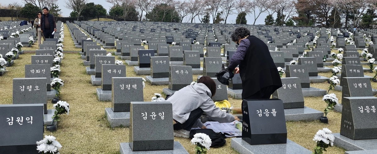 제주4·3사건 희생자 중 시신을 찾지 못하여 묘가 없는 행방불명인을 대상으로 특별히 개인표석을 설치해 넋을 추모하는 공간인 행불인 표석들 앞에서 유족들이 참배하고 있다. 제주 강동삼 기자