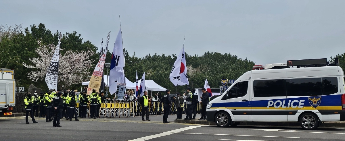 3일 제78회 4·3추념식이 열리는 4·3평화공원 인근에서 극우 단체가 ‘제주4·3은 공산폭동’ 이라는 현수막을 들고 집회를 열고 있다. 제주 강동삼 기자