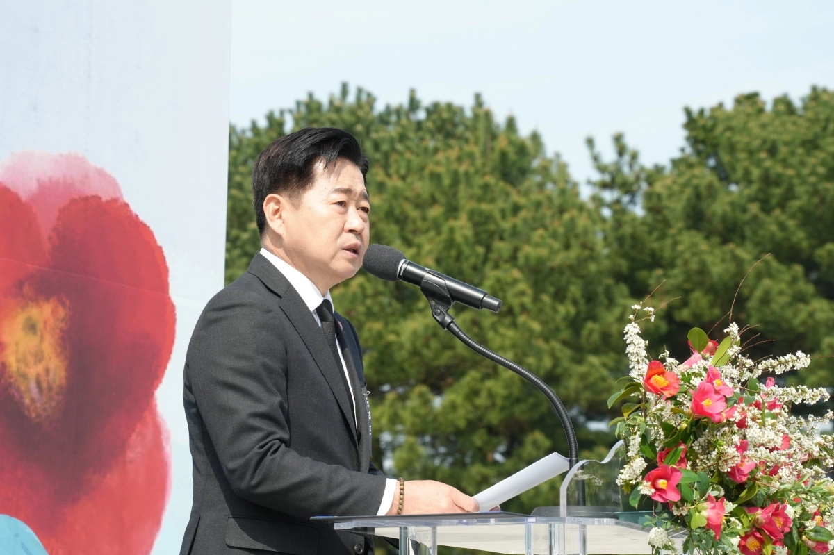 오영훈 제주도지사가 3일 제9회 전국동시지방선거 제주도지사 선거 더불어민주당 예비후보로 등록한 뒤 경선 행보에 돌입했다. 사진은 이날 4·3추념식때 모습. 제주도 제공