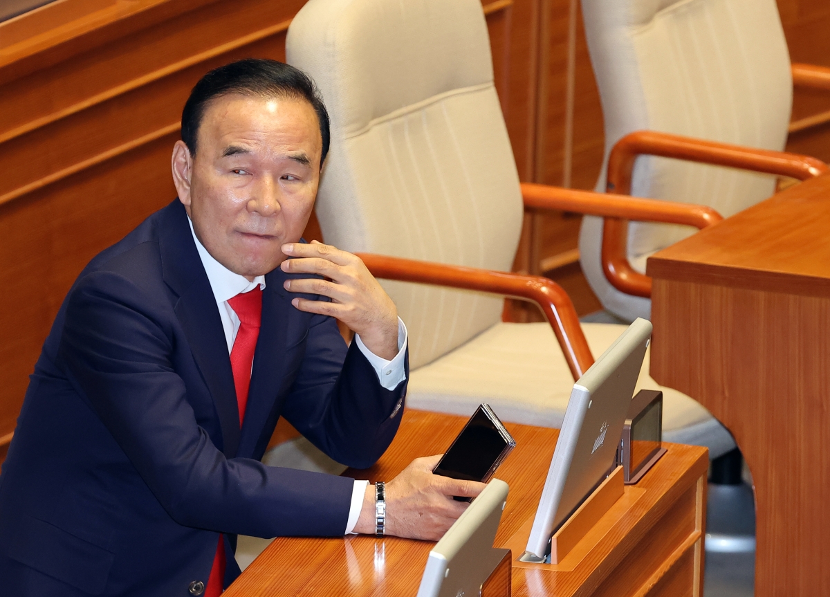 박덕흠 국민의힘 공천관리위원장이 3일 국회에서 열린 정치·외교·통일·안보 분야 대정부질문에서 잠시 생각에 잠겨 있다. 연합뉴스