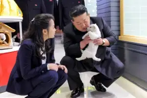 [포토] 강아지 안아 든 김정은과 딸 주애
