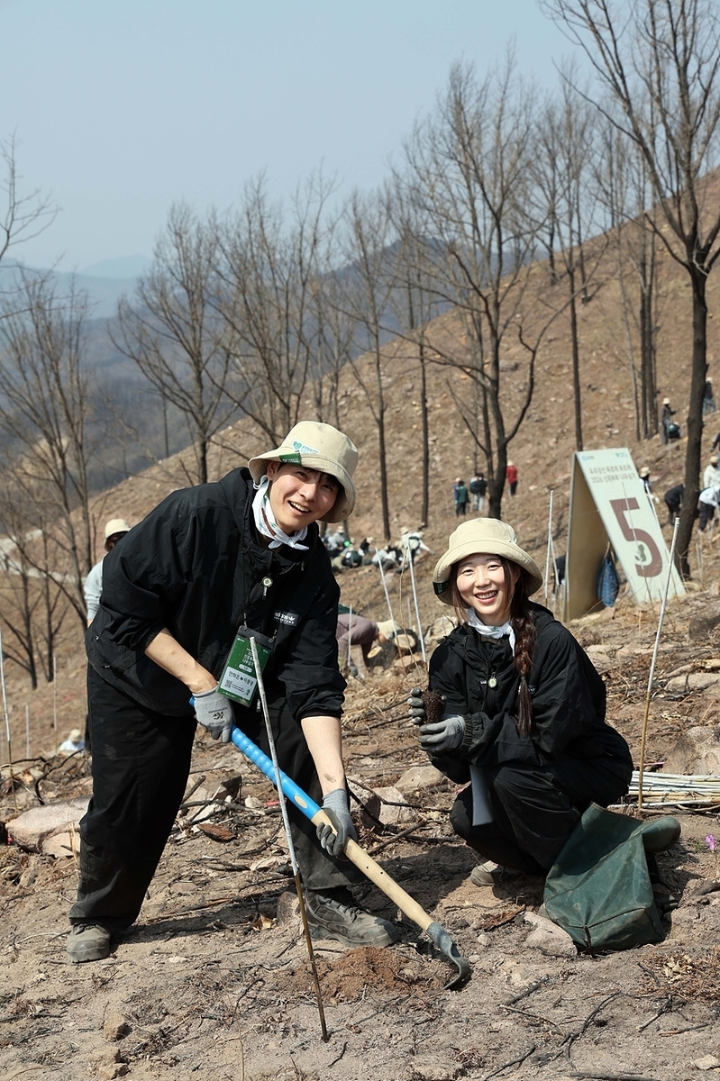 유한킴벌리는 지난 28일 경북 안동시에서 ‘우리강산 푸르게 푸르게 2026 신혼부부 나무심기’ 행사를 열었다. 연합뉴스·유한킴벌리 제공