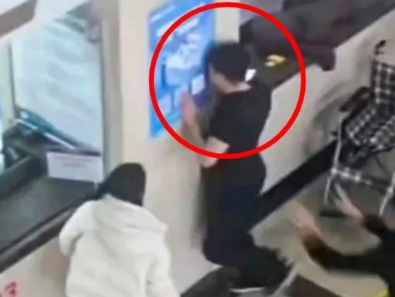 중국에서 임신한 아내를 진찰한 의사가 남성이라는 이유로 남편이 병원에서 난동을 부리고 이혼까지 언급한 사연이 전해져 논란이 일고 있다. SCMP 캡처