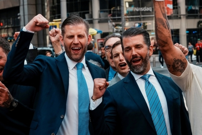 도널드 트럼프 주니어, 에릭 트럼프, 월드 리버티 파이낸셜 공동창업자 겸 최고경영자(CEO) 재크 위트코프가 13일(현지시간) 미국 뉴욕 나스닥 시장에서 ALT5의 15억 달러 규모 자금조달 마감과 ‘$WLFI 트레저리 전략’ 채택을 기념해 개장 벨을 울린 뒤 환하게 웃고 있다. 2025.8.13 뉴욕 로이터 연합뉴스