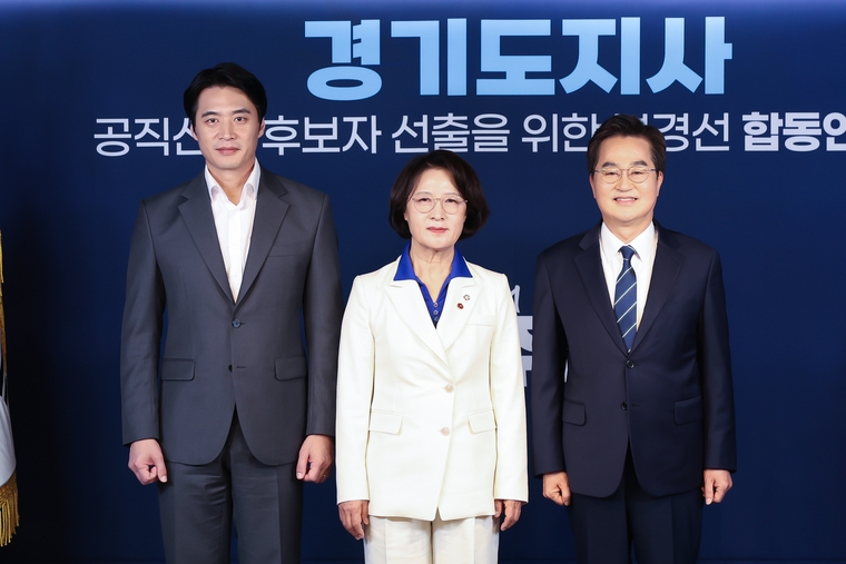 더불어민주당 경기도지사 경선후보인 (왼쪽부터) 한준호, 추미애, 김동연 후보가 4일 서울 여의도 더불어민주당 중앙당사에서 열린 합동연설회에 앞서 기념 촬영을 하고 있다. (김동연 달달캠프 제공)