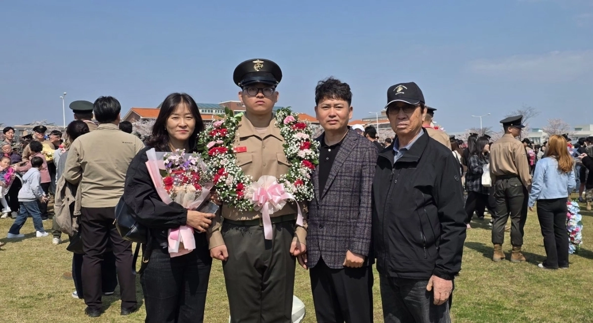 지난 2일 경북 포항 해병대 교육훈련단 연병장에서 열린 신병 1327기 수료식에서 해병대 창설 이후 처음으로 탄생한 ‘4대 해병 가문’ 김준영 이병의 가족들이 기념사진을 촬영하고 있다.(왼쪽 두번째부터 4대 김준영 이병, 3대 김철민씨, 2대 김은일옹). 해병대사령부 제공