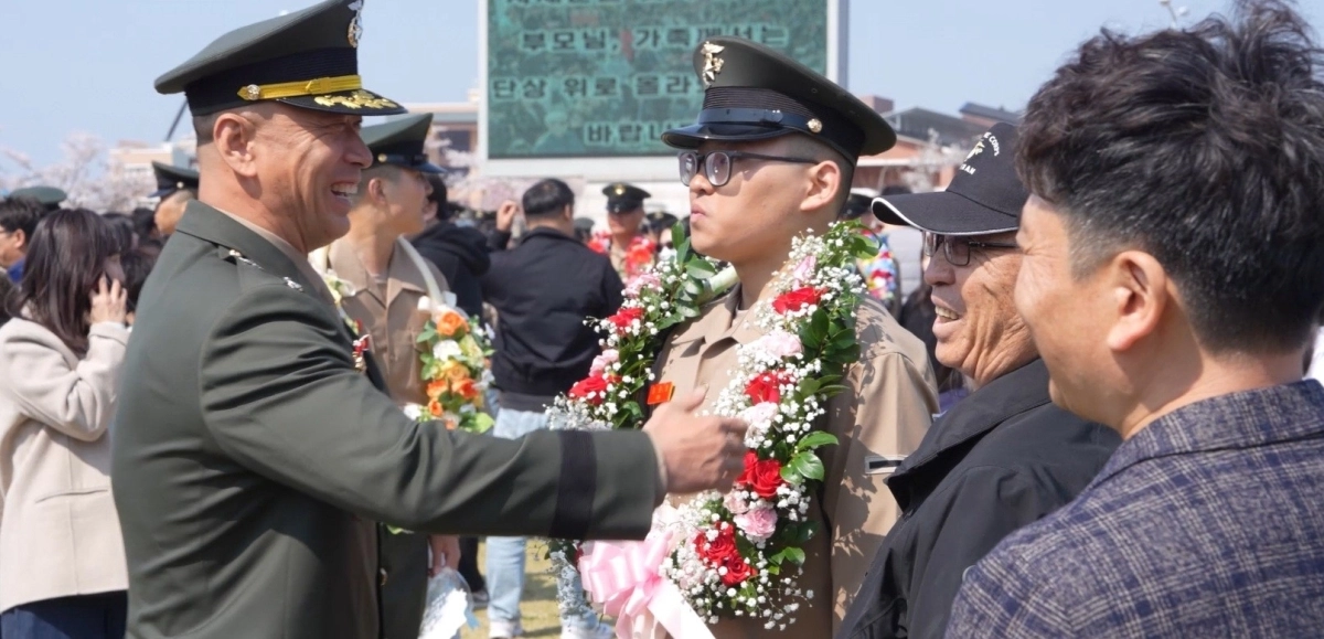 김수용 교육훈련단장(해병 준장)이 4대 해병대 가문인 김준영 이병의 가족을 만나 덕담을 나누고 있다. 해병대사령부 제공