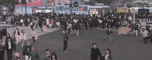 3일 밤 9시쯤 일본 도쿄 JR 시부야역 앞 스크램블 교차로에서 한 남성이 교차로 한복판에 휘발유를 붓고 불을 붙이고 있다. 엑스(X) 캡처