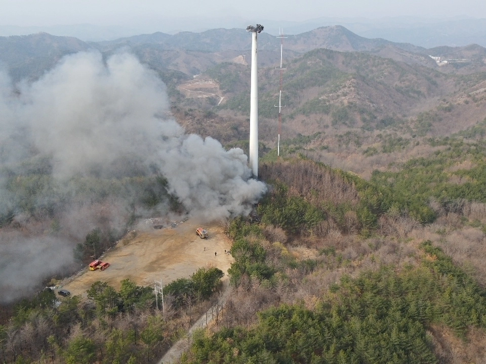 경북 영덕군에서 지난달 발생한 풍력발전기 화재로 블레이드(날개)가 떨어져 화재가 발생한 모습. 독자 제공