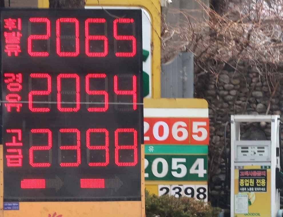 휘발유 가격 2000원 돌파