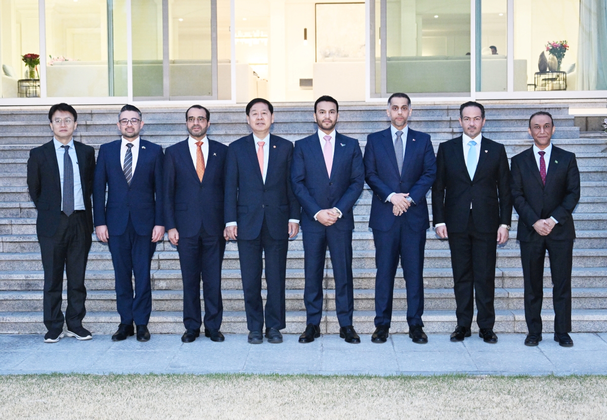 구윤철 부총리 겸 재정경제부 장관이 지난 3일 걸프 협력회의(GCC) 6개 회원국 주한대사들과 면담하기 위해 주한 UAE 대사관저를 방문, 면담 후 대사들과 기념촬영을 하고 있다. 왼쪽부터 문지성 재경부 국제경제관리관, 암마르 압둘하페드 마라피 쿠위이트 대리대사, 자카리야 하메드 힐랄 알-사다 오만 대사, 구윤철 부총리, 압둘라 사이프 알-누아이미 UAE 대사, 칼리드 이브라힘 압둘라만 알-하마르 카타르 대사, 사우드 하산 알리 알-누수프 바레인 대사, 파하드 모함메드 압둘라지즈 바라카 사우디아라비아 대리대사. 재정경제부 제공