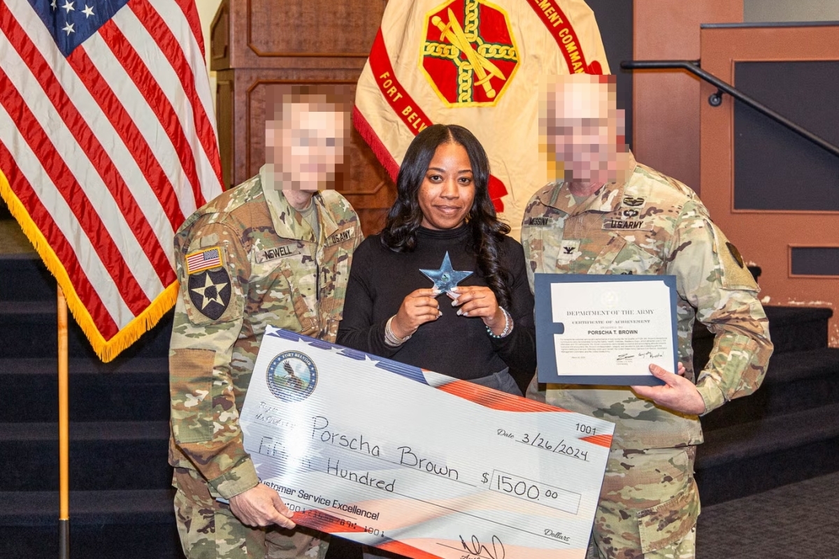 미국 국방부 소속 민간인 직원이 대한항공 여객기 안에서 쓰러진 뒤 사망한 사건과 관련해 유족 측이 승무원의 부실 대응을 주장하며 소송을 제기했다. 31일(현지시간) 인디펜던트가 입수한 소장에 따르면 숨진 포르샤 티니샤 브라운(33·사진 가운데)은 2024년 3월 29일 워싱턴DC 덜레스 국제공항에서 인천국제공항으로 향하는 대한항공 KE94편에 친구 3명과 함께 탑승했다가 급성 심부전으로 사망했다. 메릴랜드 출신인 브라운은 버지니아주 포트 벨보어 미 육군 기지에서 직장 안전 전문가로 근무했으며, 출국 나흘 전 기지 사령관으로부터 우수상을 받은 것으로 알려졌다. 사진은 2024년 촬영된 것. 2026.3.31 포트 벨보어 공보실