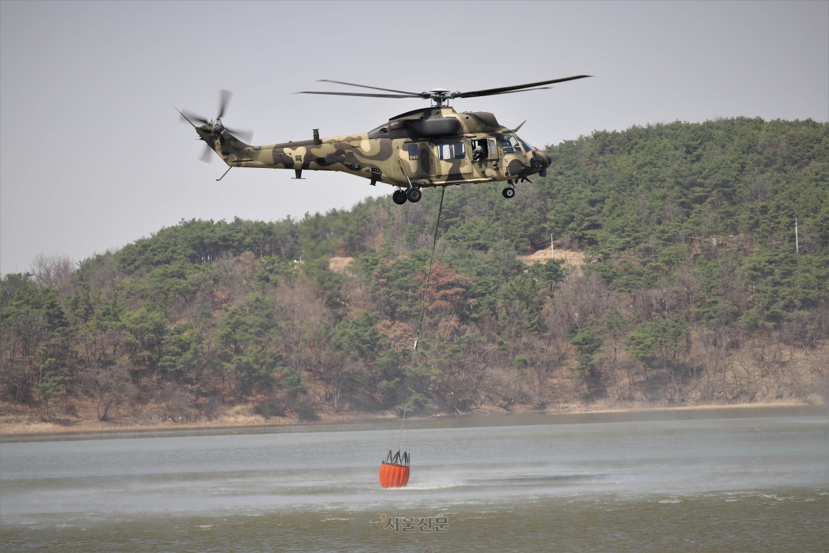 육군 수리온 헬기(KUH-1)가 지난해 3월 경북 의성군 안계면 개천저수지에서 밤비바켓(물주머니)에 산불 진화용 물을 급수하고 있다. 육군 제공