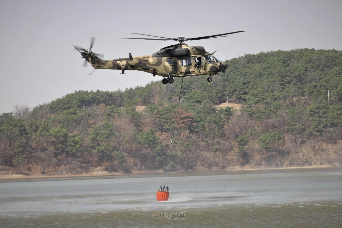 육군 수리온 헬기(KUH-1)가 지난해 3월 경북 의성군 안계면 개천저수지에서 밤비바켓(물주머니)에 산불 진화용 물을 급수하고 있다. 육군 제공