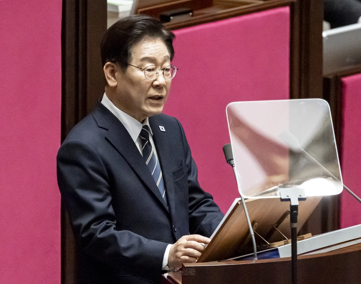 이재명 대통령이 2일 서울 여의도 국회에서 열린 제433회국회(임시회) 제4차 본회의에서 중동 사태 대응을 위한 추가경정예산안에 대한 시정연설을 하고 있다. 2026.4.2 안주영 전문기자