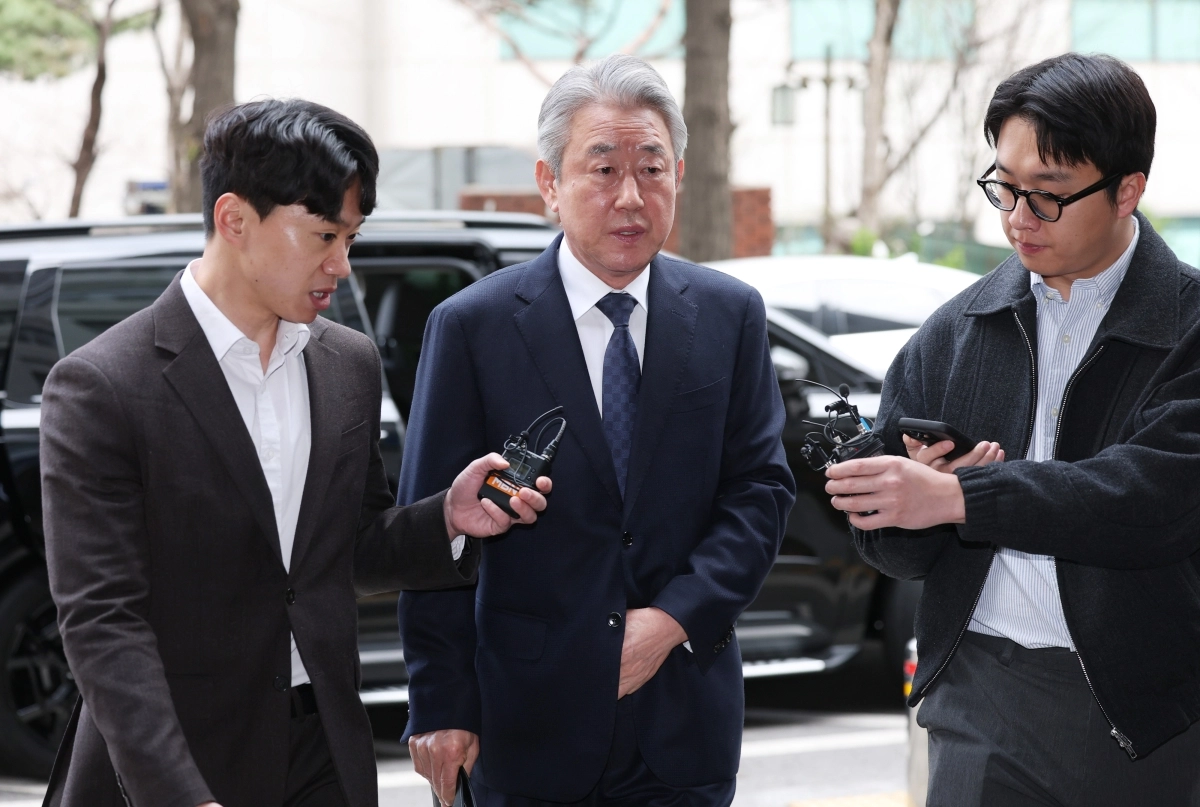 뇌물 수수 의혹을 받는 강호동(가운데) 농협중앙회장이 지난 4일 마포구 서울경찰청 반부패수사대에 조사를 받기 위해 출석하고 있다. 연합뉴스