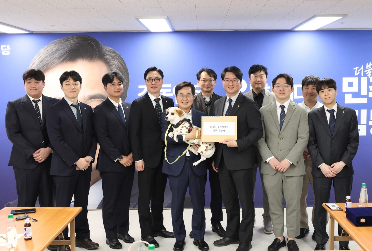 김동연 더불어민주당 경기도지사 후보가 5일 경기도수의사회(회장 손성일)로부터 감사패를 받았다. (김동연 달달캠프 제공)