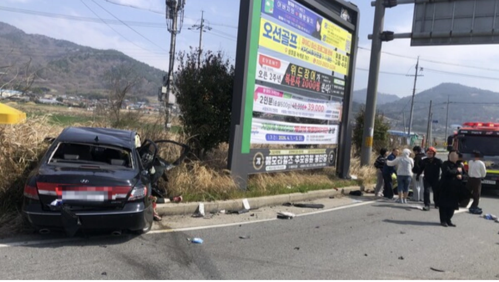 5일 오전 10시 35분쯤 전남 영암군 삼호읍 한 교차로에서 비보호 좌회전을 하던 승용차가 SUV 승합차와 충돌했다. 이 사고로 승용차 동승자 2명이 숨지고 승용차 운전자와 SUV  승합차 운전자·동승자 등 3명이 부상을 입었다. (영암경찰서 제공)