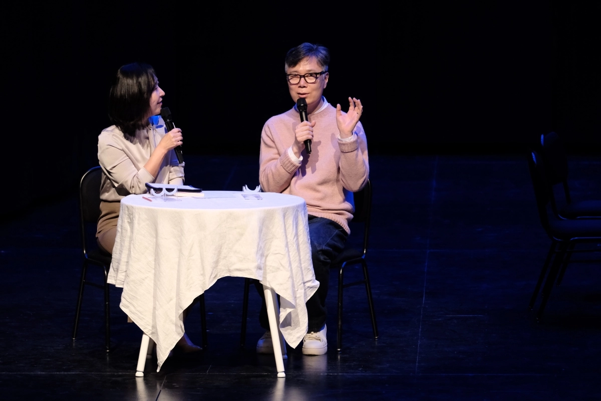 지난 1일 강동아트센터 대극장에서 열린 ‘마티네 콘서트: 김영하 작가의 여행의 이유, 그리고 음악’에서 김영하(오른쪽) 작가와 국지연 음악 칼럼니스트가 대화하고 있다. 강동구 제공
