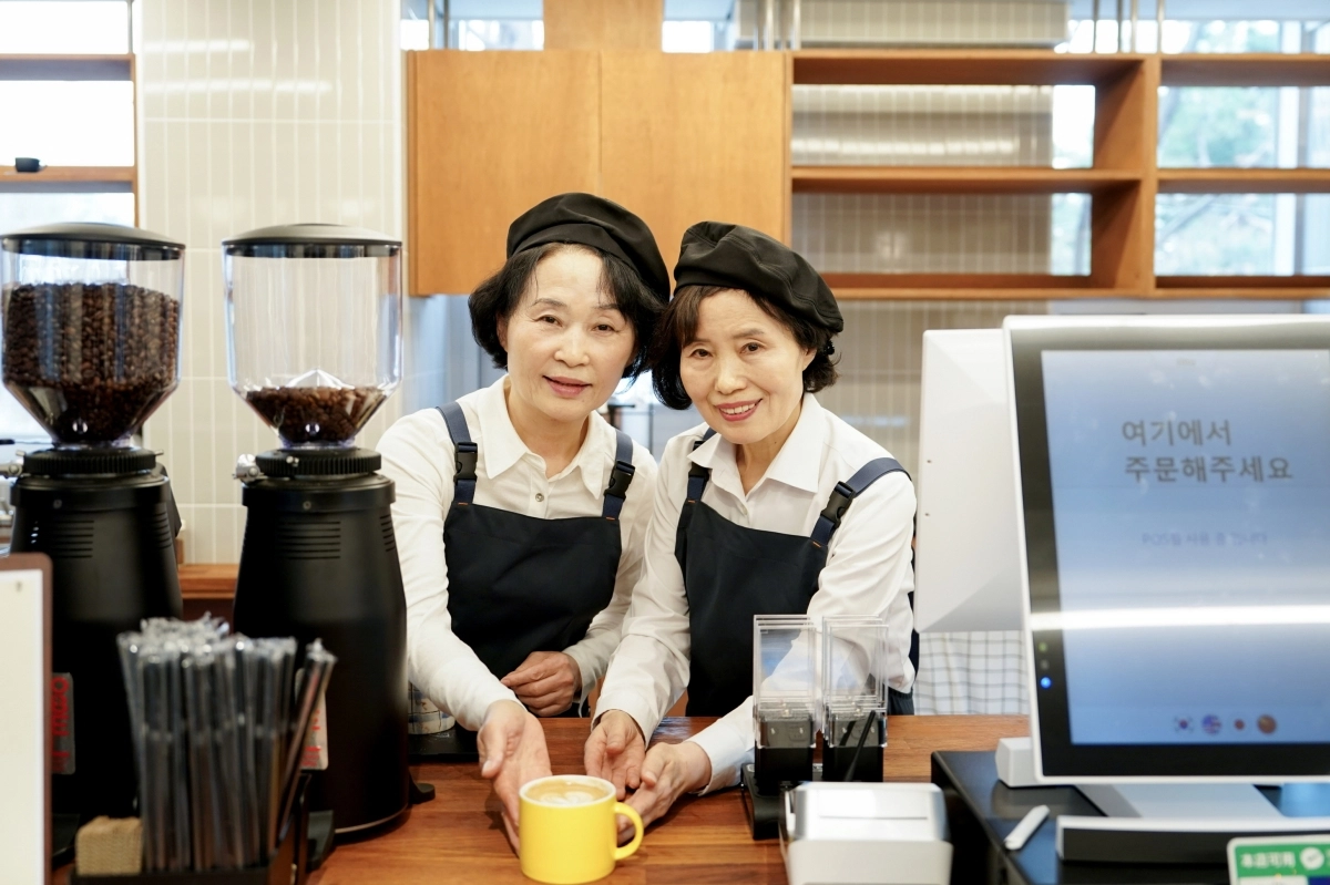 서울 성북구 ‘뉴시니어센터 행복더함’ 2층에 조성된 ‘카페 더함 186’ 직원들이 지난달 26일 개소식에서 커피를 선보이고 있다. 성북구 제공