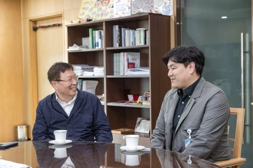김경호(왼쪽) 서울 광진구청장이 지난 3일 구청장실에서 인공지능(AI) 기반 행정업무 지원도구를 개발해 주목을 받고 있는 류승인 주무관과 이야기를 나누고 있다.  광진구 제공