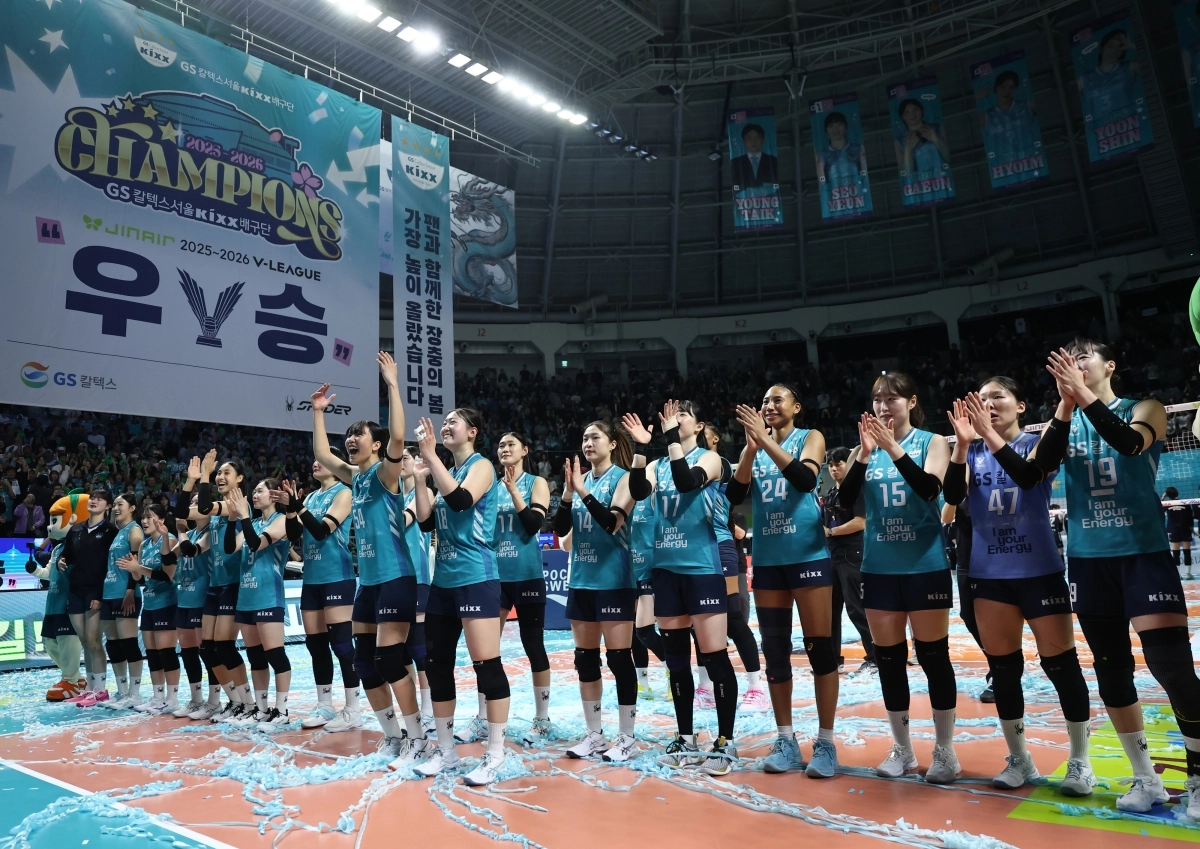 GS칼텍스 선수들이 5일 서울 장충체육관에서 열린 2025~26 V리그 여자부 챔피언결정전 3차전에서 한국도로공사를 꺾고 5년 만에 우승 트로피를 들어 올리며 기뻐하고 있다.