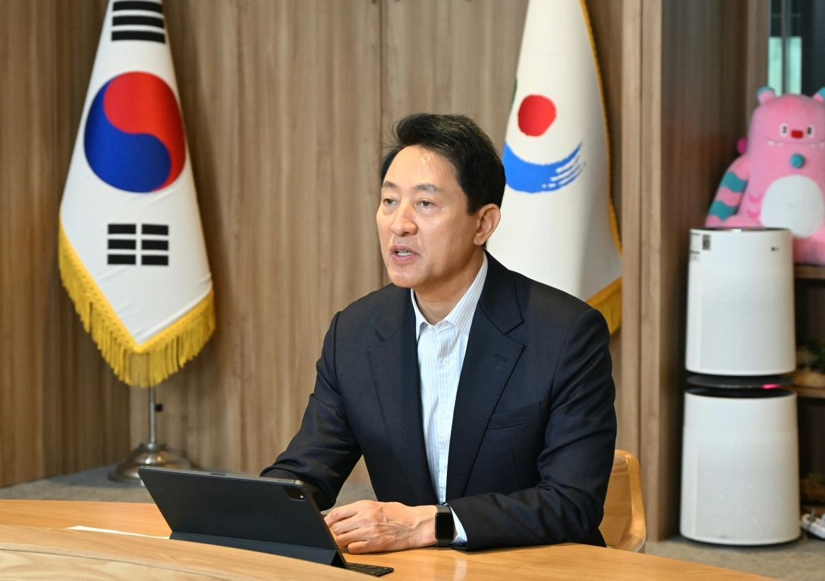 오세훈 서울시장이 5일 시청 집무실에서 ‘중동상황 관련 비상경제대책회의’를 열고 기후동행카드 관련 대책을 논의하고 있다. 서울시 제공