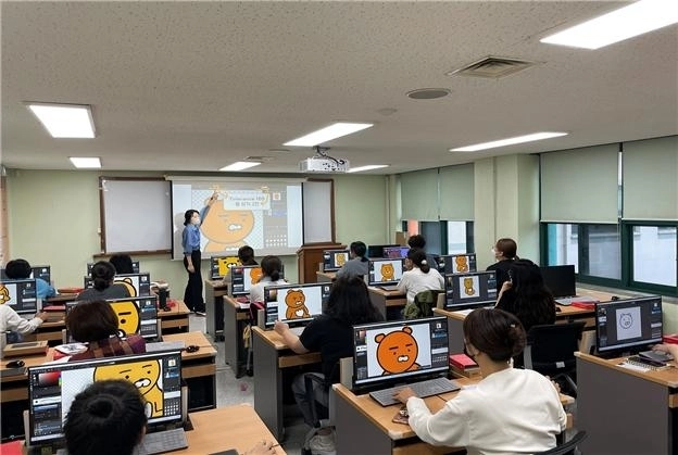 서울 양천구 관계자가 경력단절여성을 대상으로 ‘이모티콘 디자이너 양성’ 교육을 진행하고 있다. 양천구 제공