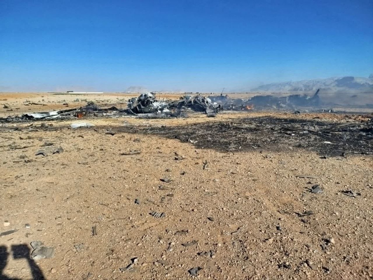 이란 이슬람혁명수비대(IRGC)는 이스파한 남부에서 실종 미군을 수색하던 미국 측 항공기를 격파했다고 5일(현지시간) 밝혔다. IRGC는 이날 긴급 성명에서 “혁명수비대가 격추한 전투기의 조종사를 수색하던 미국의 항공기를 격파했다”고 주장했다. 같은날 이란 중앙사령부는 “이슬람혁명수비대와 이란 육군 전사들의 합동 작전으로, 미국의 조종사 구출 시도는 실패로 돌아갔다”라고 주장했다. 또한 실종자 수색 및 구출 작전을 위해 이스파한 남부 상공을 비행하던 미군 항공기와 블랙호크 헬기 2대, C130 수송기 1대가 자국군에게 피격됐다고 했다. 사진은 이란 측이 주장하는 미군 헬기 격추 현장. 2026.4.5 이슬람혁명수비대 자료