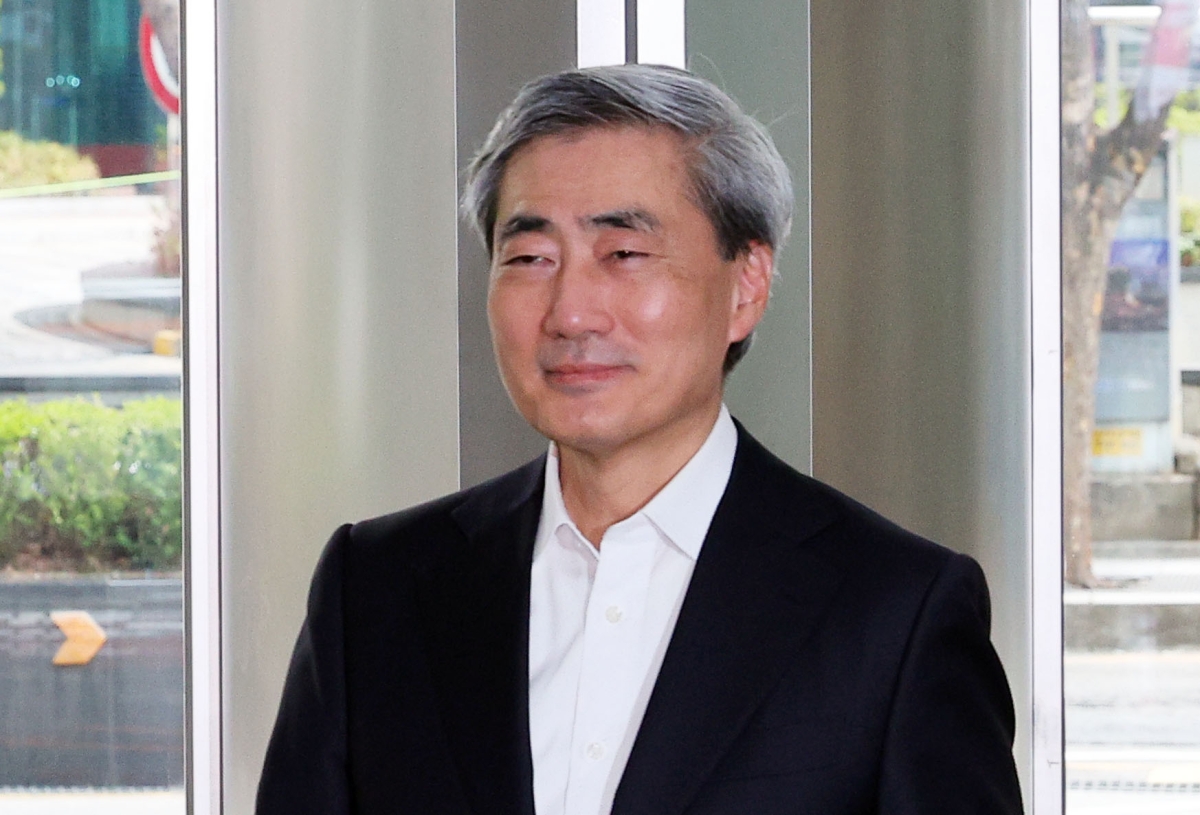 신현송 한국은행 총재 후보자가 지난 1일 서울 중구 한화금융플라자에 마련된 인사청문회준비사무실로 출근하고 있다. 연합뉴스