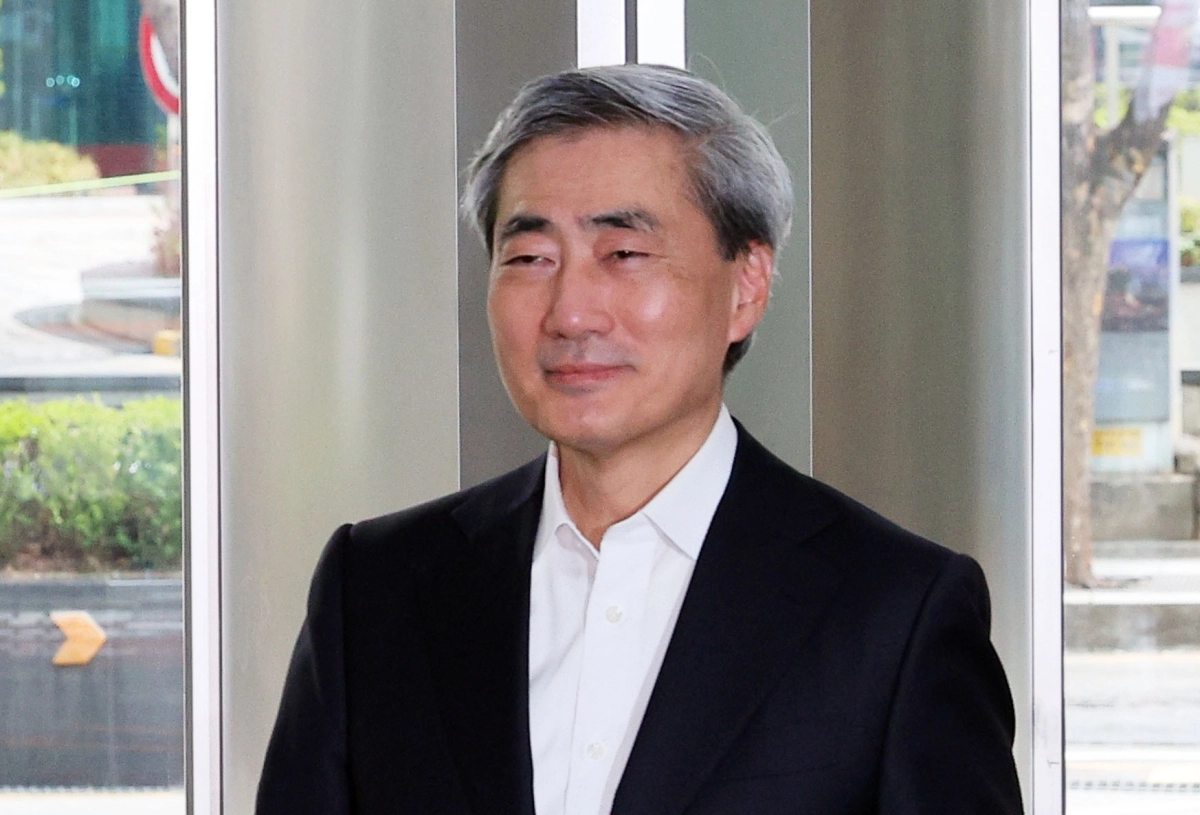 신현송 한국은행 총재 후보자가 지난 1일 서울 중구 한화금융플라자에 마련된 인사청문회준비사무실로 출근하고 있다. 연합뉴스