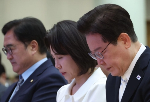 이재명 대통령과 김혜경 여사가 5일 서울 여의도순복음교회에서 열린 부활절 연합예배에서 기도하고 있다. 왼쪽은 우원식 국회의장. 2026.4.5 연합뉴스